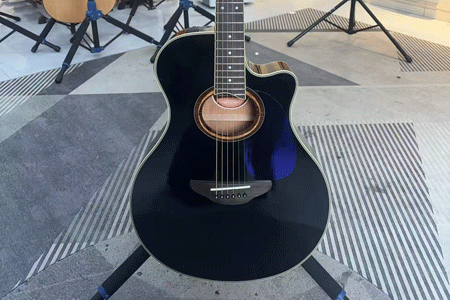 雅马哈APX700II 二手95新 美女一手琴 舞台系列面单电箱