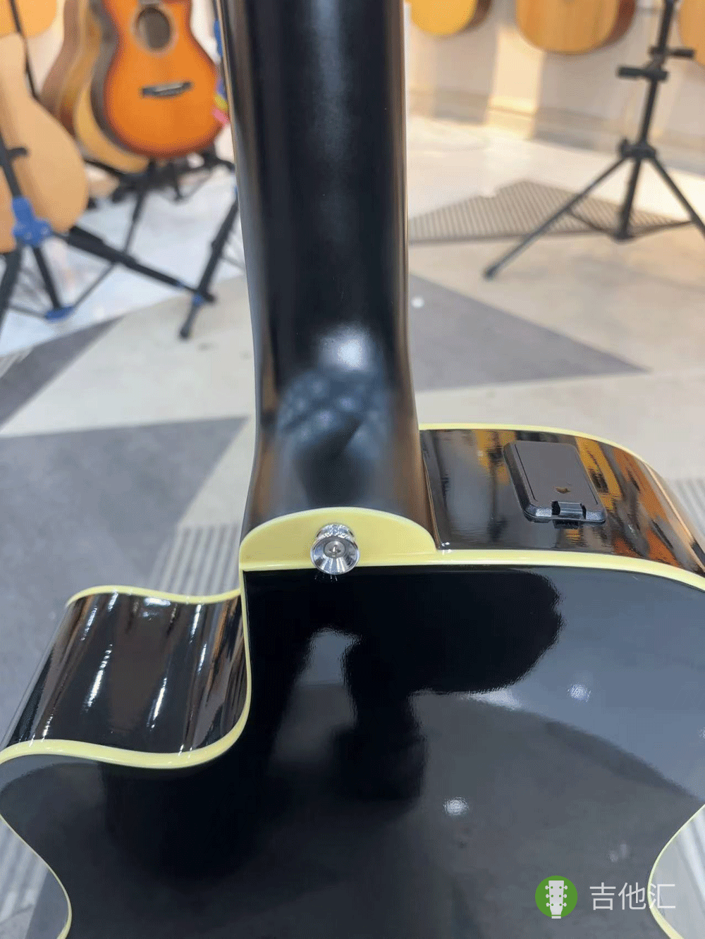 雅马哈APX700II 琴颈接柄处实拍图