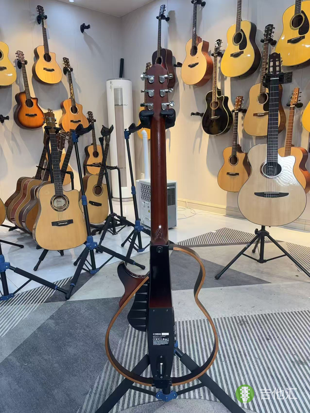 雅马哈SLG200S 背面实拍图