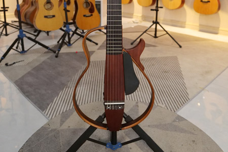 雅马哈古典静音吉他SLG200N 二手95新 有小磕碰 状态手感挺好
